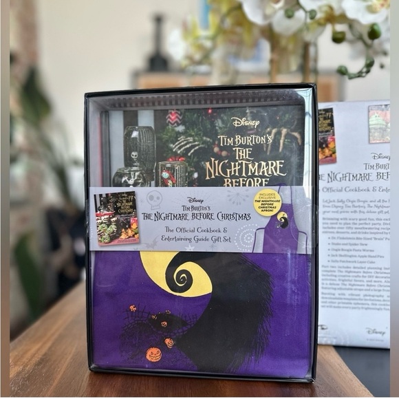 The Nightmare Before Christmas:
Official Cookbook & Entertaining Guide Gift Set - Picture 1 of 6